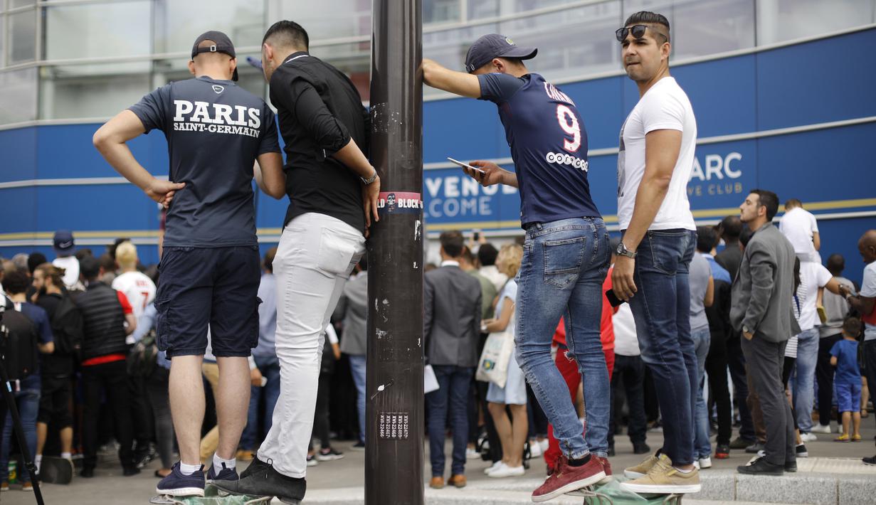 Fans PSG berdiri di atas tempat sampah hanya untuk melihat kedatangan Neymar di Parc des Princes, Paris, (4/7/2017). (AP/Kamil Zihnioglu)