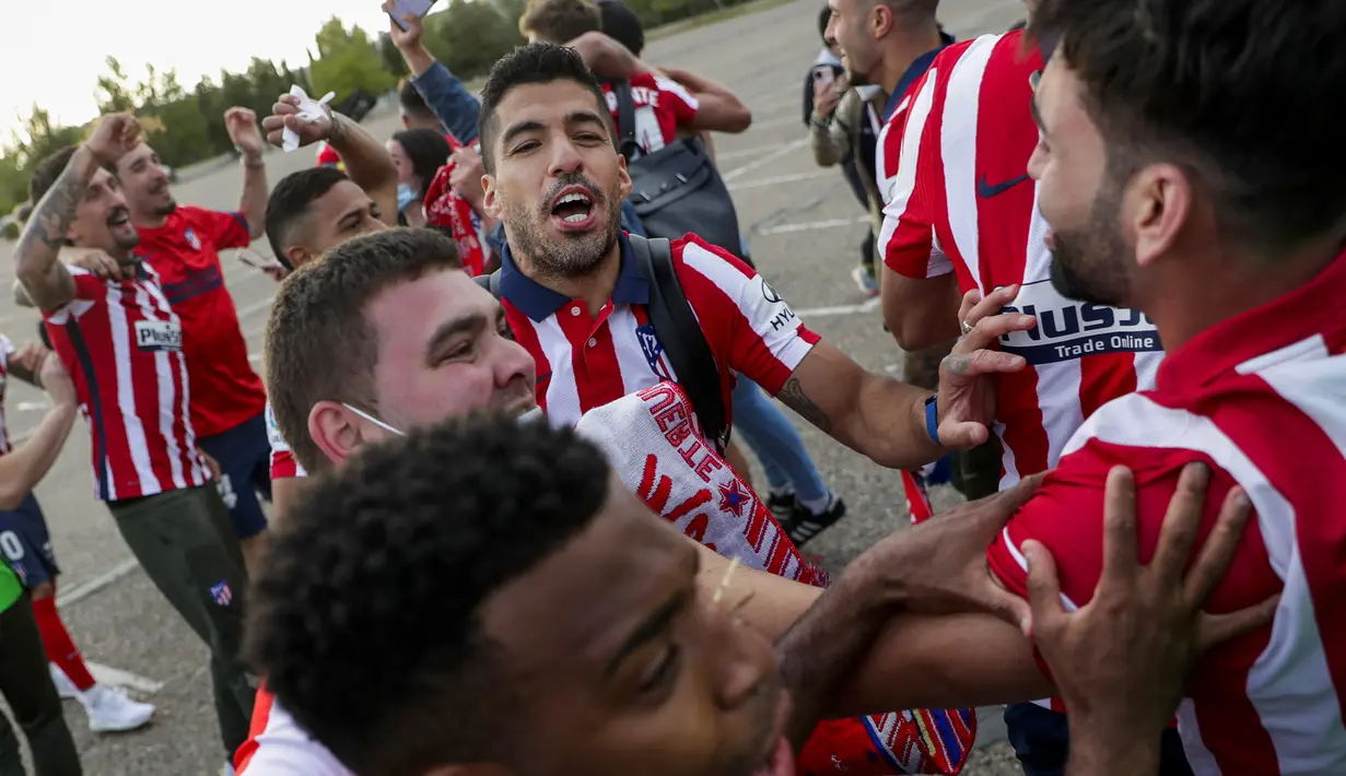 Penyerang Atletico Madrid, Luis Suarez (tengah) bersama para suporter merayakan keberhasilan tim mereka menjadi juara Liga Spanyol 2020-2021 di Valladolid, Spanyol, Sabtu (22/5/2021). Atletico Madrid menang 2-1 atas Real Valladolid dan merebut gelar La Liga Spanyol ke-11. (AP Photo/Manu Fernandez)