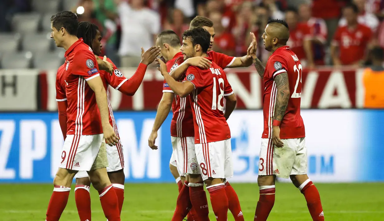 Para pemain Bayern Munchen merayakan kemenangan saat melawan FK Rostov pada laga grup D Liga Champions di Allianz Arena, Munich, Jerman, (14/9/2016) dini hari WIB. (AP Photo/Matthias Schrader)