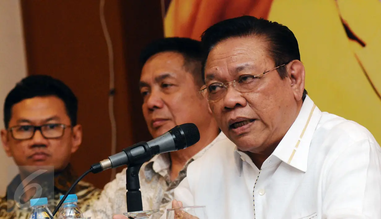 Tokoh Partai Golkar, Agung Laksono memberikan keterangan saat deklarasi pencalonan Airlangga Hartarto sebagai calon Ketua Umum Partai Golkar, Jakarta, Selasa (1/3/2016). Airlangga mengusung misi Eka Sapta Dalam Eka Trio. (Liputan6.com/Helmi Fithriansyah)