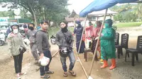 Mereka melakukan tugas pencegahan virus Corona Covid-19 dengan mengunakan APD seadanya