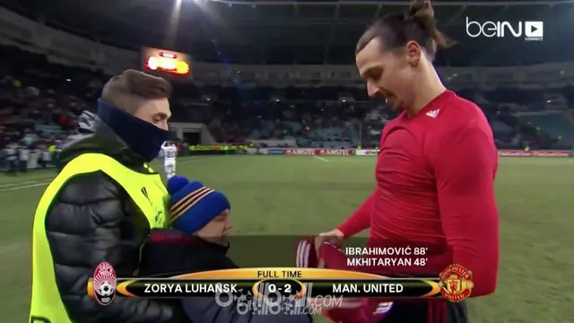 Petugas Lapangan Ini Bantu Fans Dapatkan Jersey Ibrahimovic