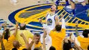 Ekspresi pemain Golden State Warriors, Stephen Curry, saat merayakan kemenangan atas Oklahoma City Thunder dalam gim ke-7 final NBA Wilayah Barat di Oracle Arena, Oakland, AS, (30/5/2016). (Reuters/Kelley L Cox-USA TODAY Sports)