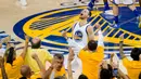 Ekspresi pemain Golden State Warriors, Stephen Curry, saat merayakan kemenangan atas Oklahoma City Thunder dalam gim ke-7 final NBA Wilayah Barat di Oracle Arena, Oakland, AS, (30/5/2016). (Reuters/Kelley L Cox-USA TODAY Sports)