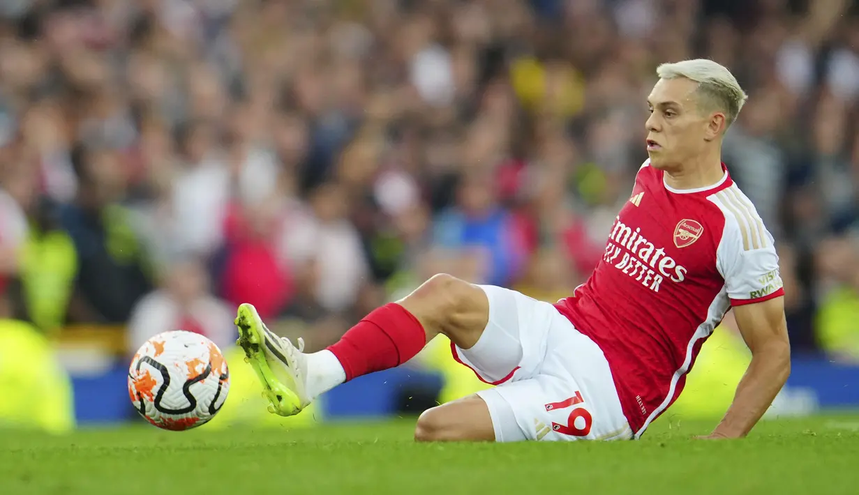 Leandro Trossard didatangkan Arsenal dari Brighton and Hove Albion pada tengah musim 2022/2023 dengan nilai transfer 24 juta euro. Hingga kini ia telah tampil dalam 23 laga bersama The Gunners di Premier League dengan torehan 2 gol. Bersama Timnas Belgia ia telah mengoleksi 28 caps dengan torehan 6 gol dan 4 assist sejak melakukan debut pada 5 September 2020. (AP Photo/Jon Super)