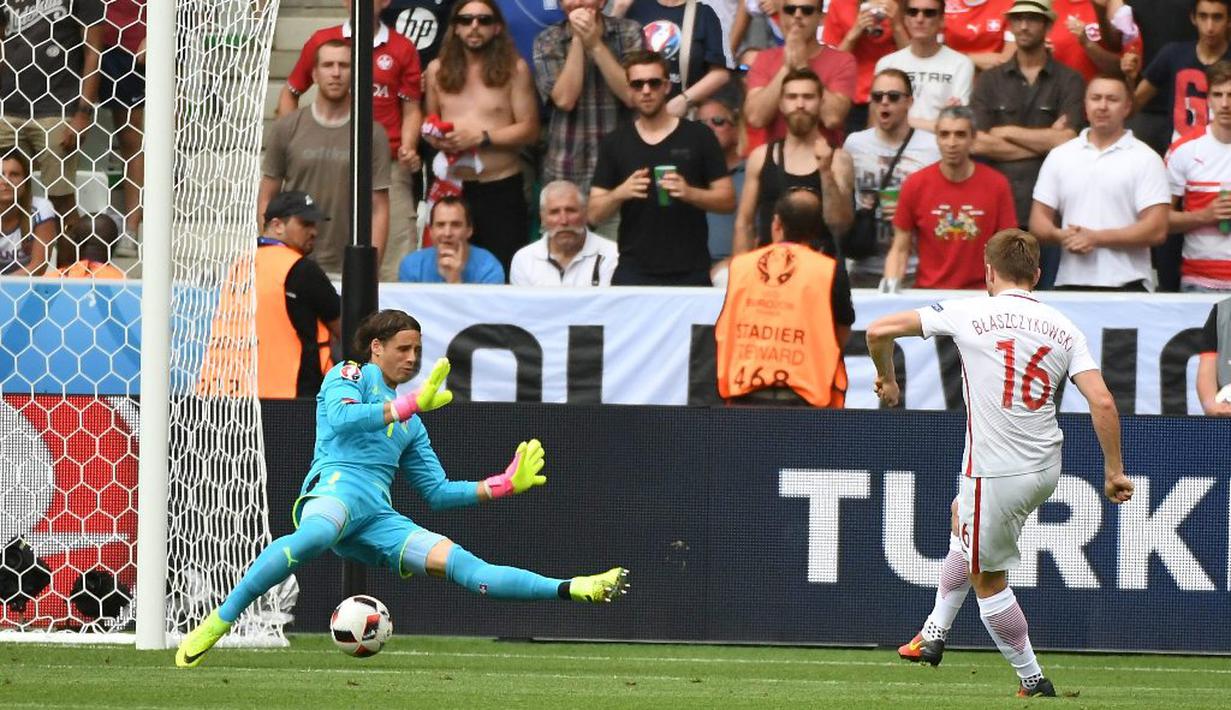 Pemain Polandia, Jakub Blaszczykowski, saat mencetak gol ke gawang Swiss pada babak 16 besar Piala Eropa 2016 di Stade Geoffroy-Guichard, Saint-Etienne, (25/6/2016). (EPA/Bartlomiej Zborowski)