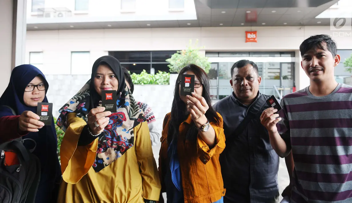 Keluarga korban Lion AIR JT 610 menunjukkan kunci kamar hotel di kawasan Cawang, Jakarta, Rabu (23/1). Puluhan keluarga korban memilih bertahan meski telah diusir oleh pihak hotel yang menjadi posko pencarian. (Liputan6.com/Herman Zakharia)