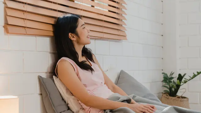 wanita juli bahagia sederhana