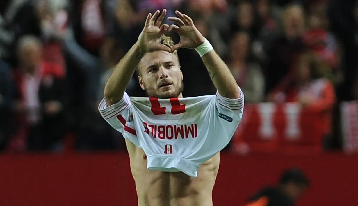 Penyerang Sevilla, Ciro Immobile melakukan selebrasi usai mencetak gol kegawang Real Madrid pada lanjutan La Liga di Estadio Ramon Sanchez Pizjuan, Spanyol (9/11/2015). Sevilla menang atas Real Madrid dengan skor 3-2. (AFP PHOTO/CRISTINA QUICLER)