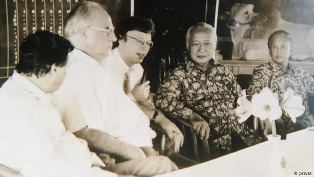 Berthold Damshäuser (tengah) menjadi penerjemah Presiden ke-2 RI Soeharto dengan pihak Jerman. (Pribadi/DW)