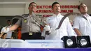   Resmob Polda Metro Jaya merilis hasil pengungkapan tindak kejahatan yang terjadi selama bulan November 2016 di Jakarta, Minggu (27/11). (Liputan6.com/Helmi Afandi)