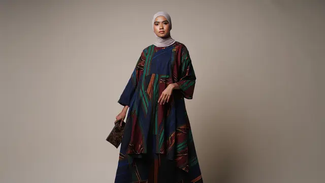 Model Baju Batik Terbaru yang Cocok untuk Wanita Berhijab/Ilustrasi oleh AI