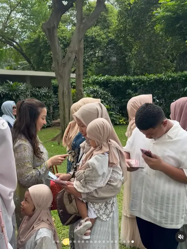 6 Potret Keluarga Nikita Willy Bagi-Bagi THR Lebaran, Seru dan Penuh Kehangatan