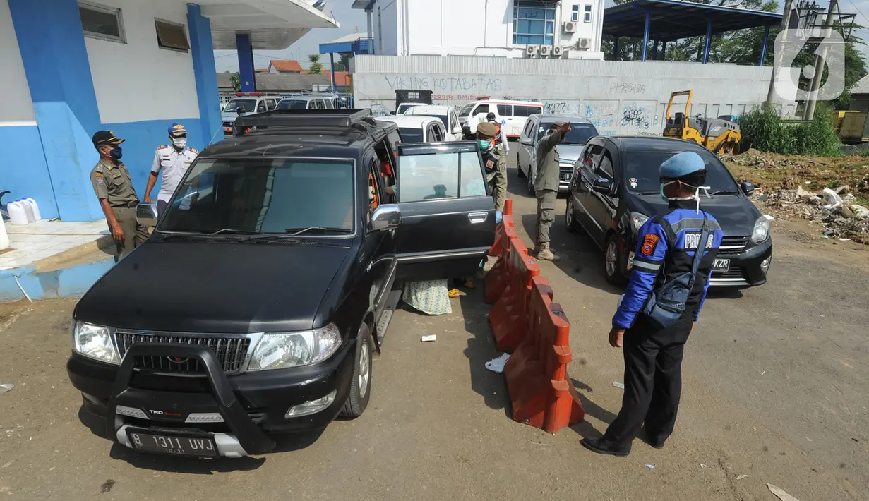 Petugas melakukan penyekatan saat sterilisasi kendaraan yang ingin menuju wilayah Sukabumi di Terminal Cicurug, Sukabumi, Jawa Barat, Minggu (12/4/2020). Proses sterilisasi ini dilakukan untuk mencegah penyebaran virus corona COVID-19. (merdeka.com/Arie Basuki)
