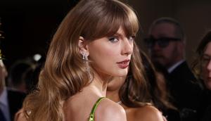 Penyanyi-penulis lagu AS Taylor Swift tiba untuk menghadiri ajang Golden Globe Awards tahunan ke-81 atau Golden Globes 2024 di hotel The Beverly Hilton di Beverly Hills, California, Minggu (7/1/2024). (Amy Sussman / GETTY IMAGES NORTH AMERICA / Getty Images via AFP)