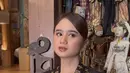 Lengkapi busana, Tissa Biani terlihat flawless dengan makeup bernuansa coral yang terlihat fresh [@llavienaweddinggallery]