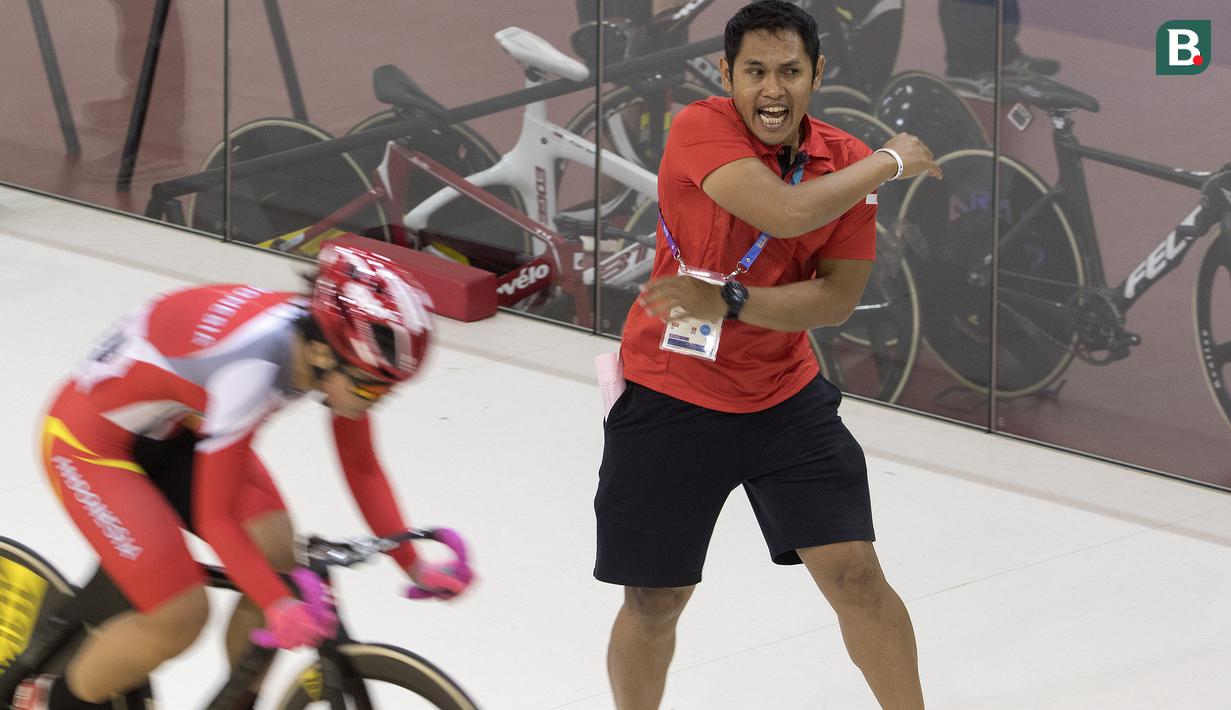Samai pelatih balap sepeda Indonesia memberi semangat pada Delia Ayustina Priatna yang bertarung di cabang balap sepeda trek nomor omnium putri pada Asian Games 2018 di Velodrome, Jakarta, Rabu (29/8/2018). (Bola.com/Peksi Cahyo)