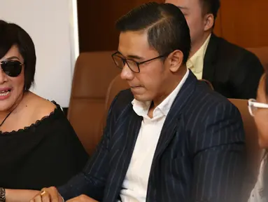 Tati Kurniawati, perempuan yang berprofesi sebagai pengusaha asal Cianjur membuat klarifikasi perihal foto-fotonya bersama pedangdut Nassar Farhad Ahmad yang beredar di media sosial Instagram, Jakarta, Minggu (15/1). (Liputan6.com/Herman Zakharia)