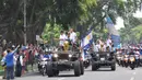 Pawai Arema Cronus juara Torabika Bhayangkara Cup 2016 dimulai dari Bandar Udara Abdulrachman Saleh menuju Pendopo Kabupaten Malang, Selasa (5/4/2016). (Bola.com/Iwan Setiawan) 