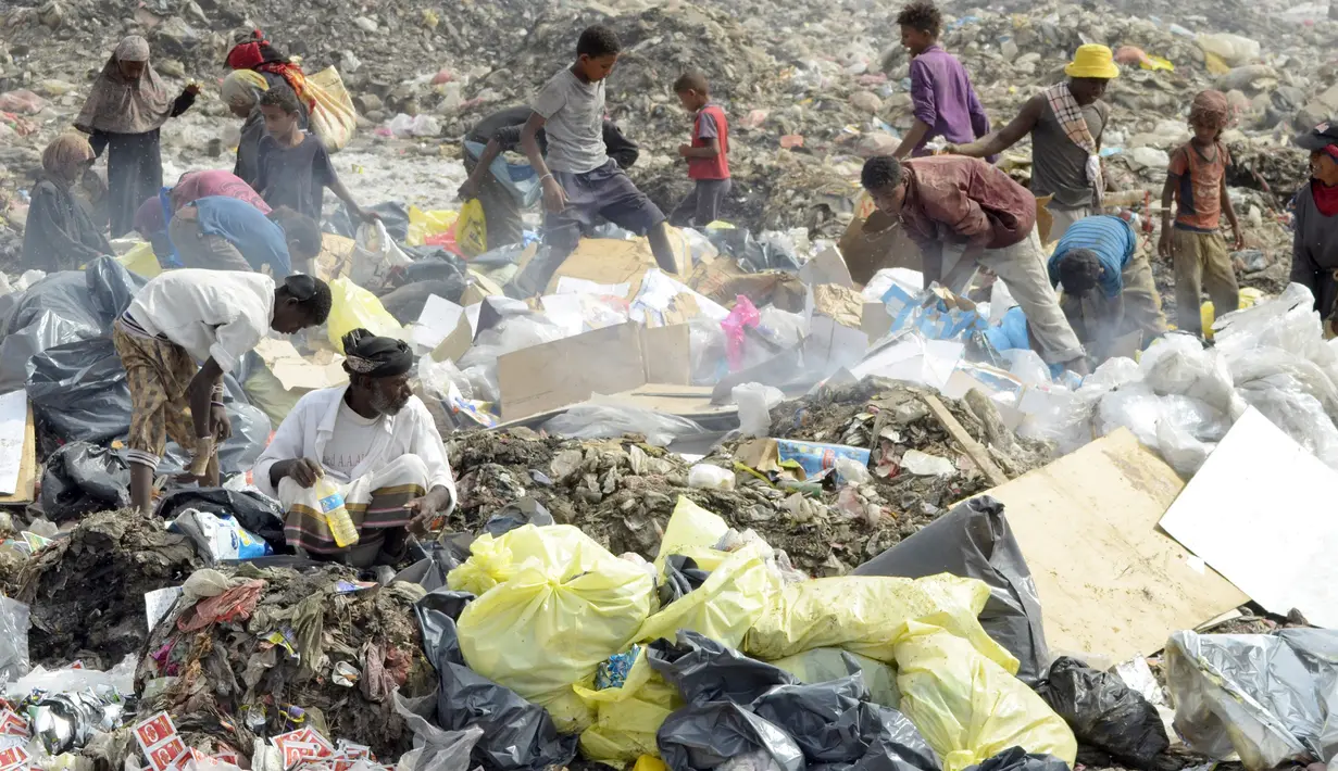 Anak-anak bersama sejumlah orang dewasa lainnya mengumpulkan sampah untuk didaur ulang di tempat pembuangan sampah di kota Houdieda, Yaman, Rabu (20/1). (REUTERS/Abduljabbar Zeyad)