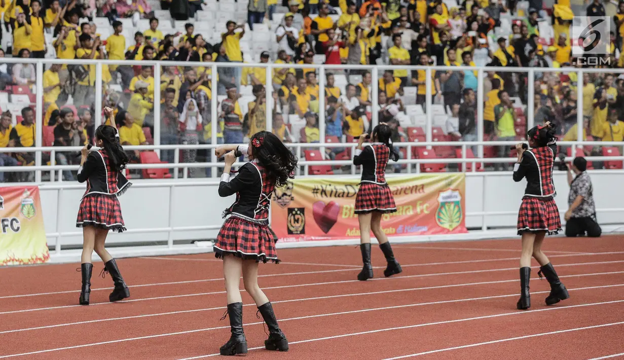 Grup vokal JKT48 hibur penonton laga persahabatan Bhayangkara FC dan FC Tokyo di Stadion Gelora Bung Karno (GBK), Senayan, Jakarta, Sabtu (27/1). Aksi mereka dalam rangkaian peringatan 60 tahun hubungan Jepang dan Indonesia. (Liputan6.com/Faizal Fanani)