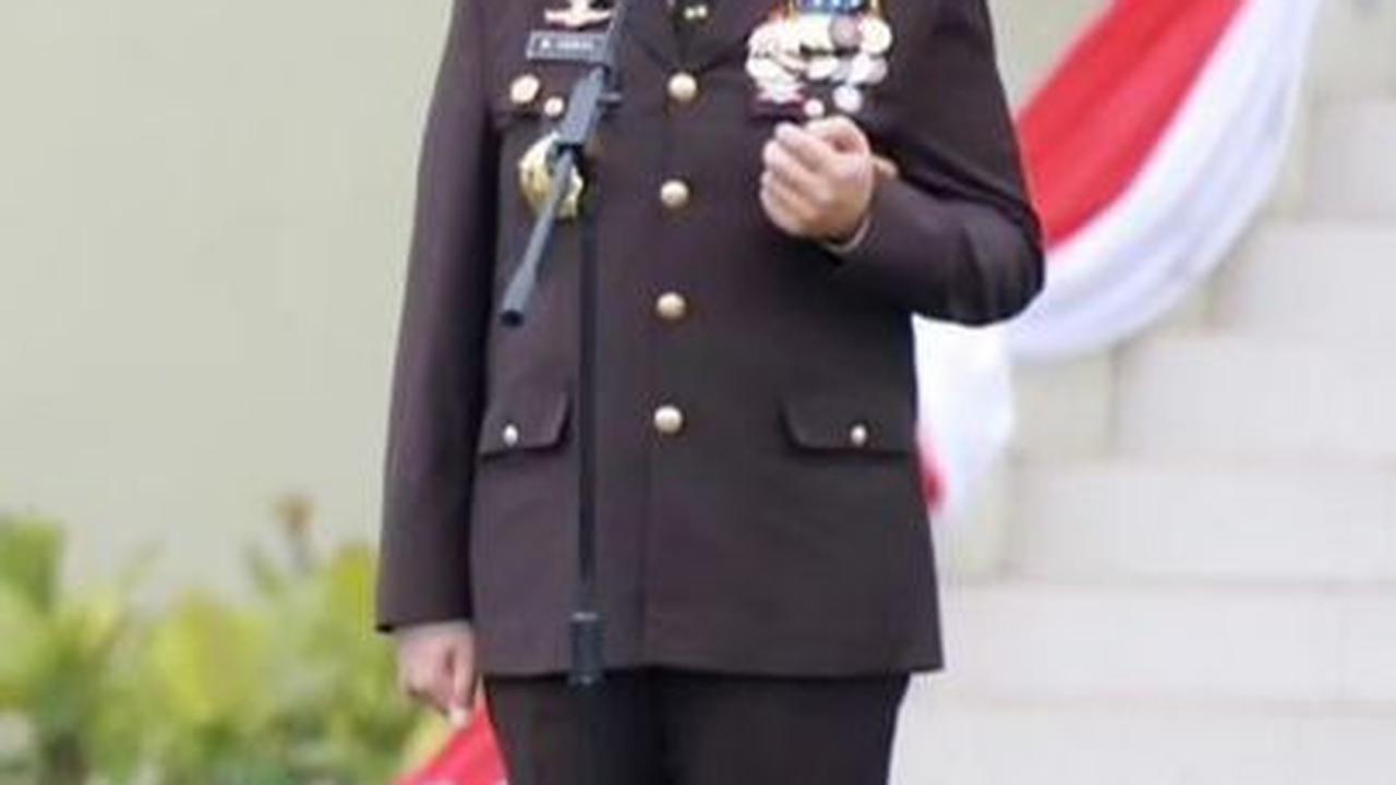 Jabatan terakhir jenderal bintang dua ini adalah Kepala Kepolisian Daerah Nusa Tenggara Barat. <br><br>Selain itu juga beliau merupakan putra daerah Sumatra Selatan yang berasal dari Tanjung Sakti, Lahat.