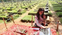 Sarwendah berziarah ke makam Julia Perez bersama putrinya, Thalia (Nurwahyunan/Bintang.com)