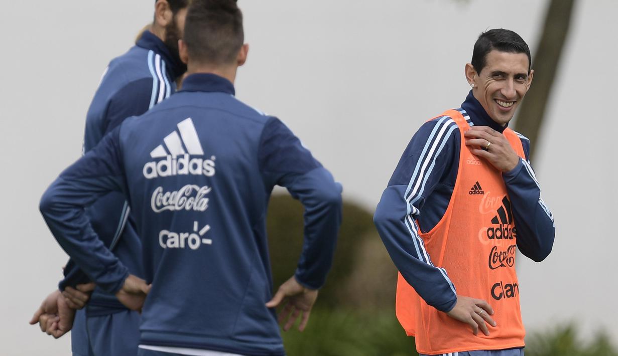 Senyum pemain Argentina, Angel Di Maria saat sesi latihan  jelang laga kualifikasi Piala Dunia 2018 di Ezeiza, Buenos Aires, (3/10/2017).  Argentina akan melawan Peru pada 6 oktober 2017. (AFP/Juan Mabromata)