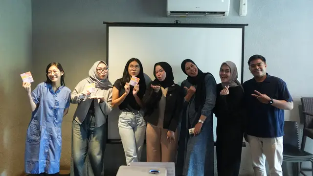 6 Marketers menerima hadiah Best Participant di akhir acara