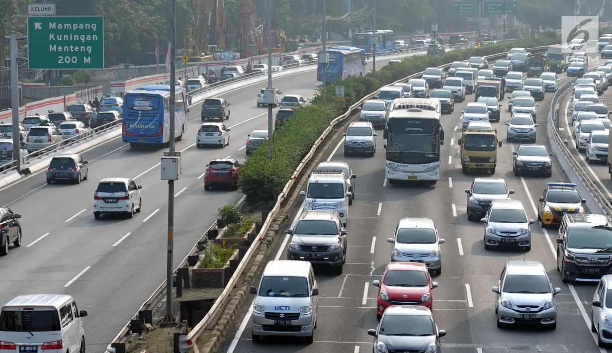 Sejumlah bus melintasi ruas tol dalam kota arah Cawang, Jakarta, Sabtu (9/6). H-6 Hari Raya Idul Fitri 1439 H, ruas tol dalam kota Jakarta masih terlihat padat. (Liputan6.com/Helmi Fithriansyah)