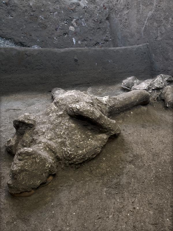 Salah satu dari dua jasad diyakini sebagai orang kaya dan budak prianya yang melarikan diri dari letusan gunung berapi Vesuvius hampir 2.000 tahun lalu, di pinggiran kota Romawi kuno Pompeii. Penemuan diumumkan otoritas arkeologi Italia pada Sabtu (21/11/2020). (Parco Archeologico di Pompei via AP)