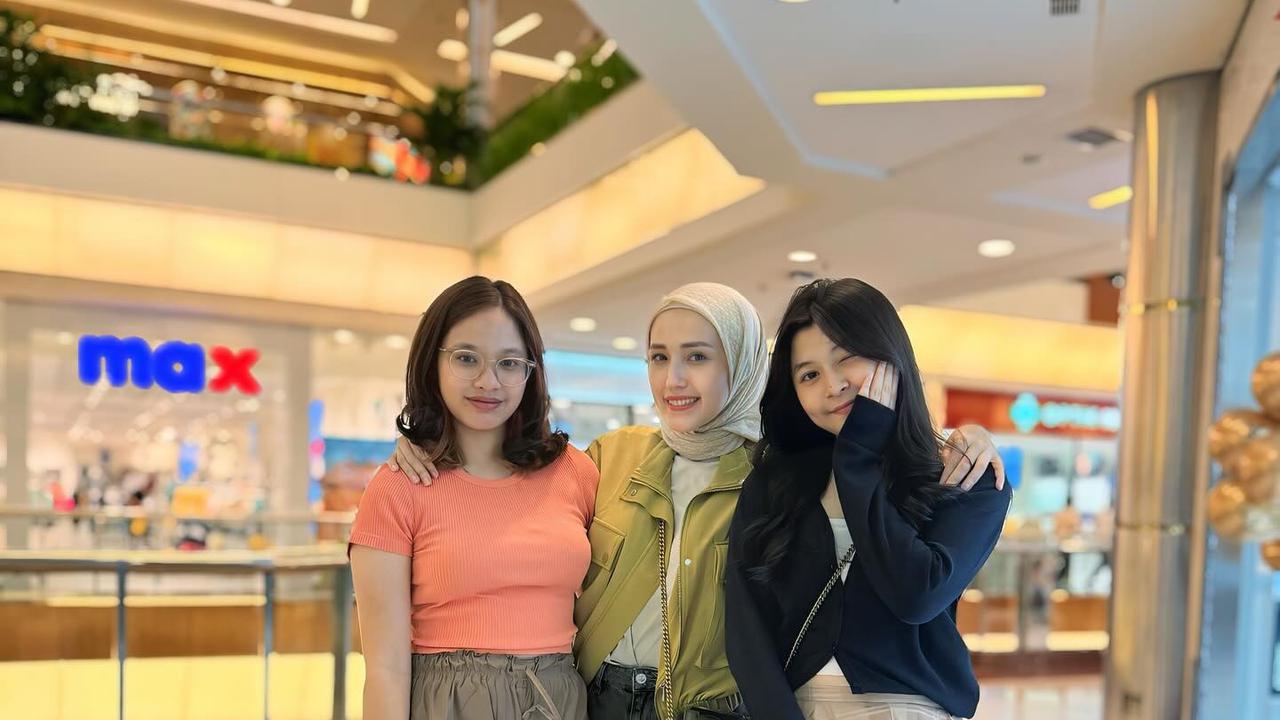 Kebersamaan Adelia Wilhelmina Bareng 2 Anak Perempuan Okie Agustina, Akrab - Terlihat bak Kakak Adik