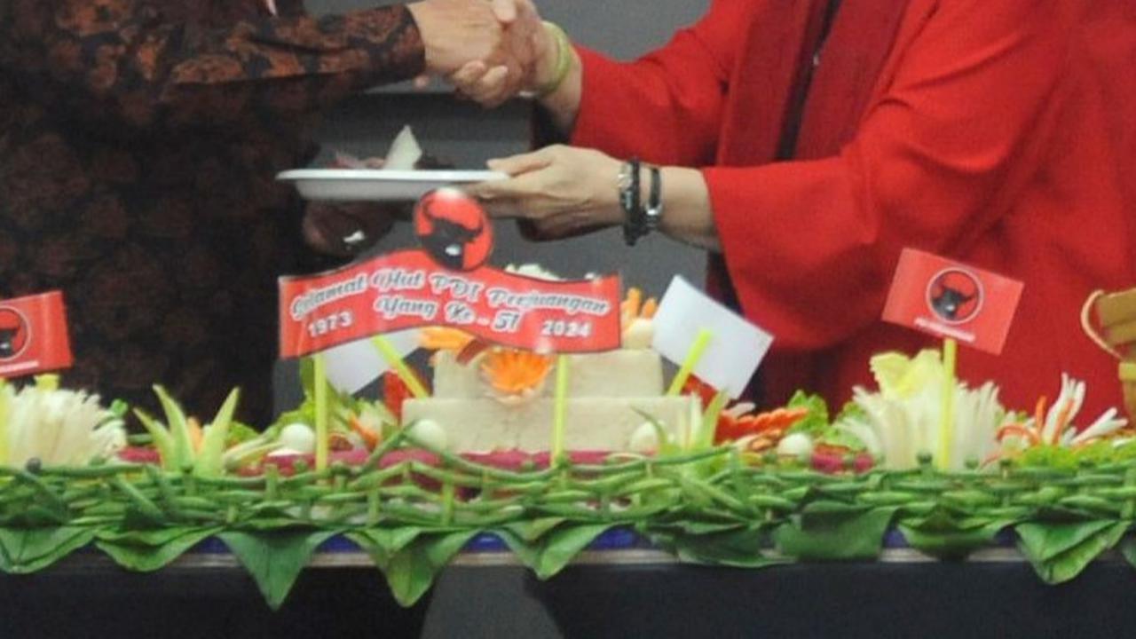Puan Tanggapi Salam Metal Wapres Ma'ruf Amin di HUT PDIP: Artinya Merah Total