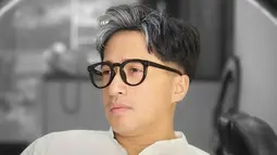 Dengan memakai kacamata dan gaya rambut yang dicat putih pada bagian depannya, Irfan Hakim tidak terlihat seperti sudah berusia kepala empat. Wajahnya yang terlihat awet muda pun menambah kecocokan gaya penampilannya itu. (Liputan6.com/IG/@irfanhakim75)