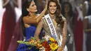 Dinobatkan sebagai Miss Universe 2016 tentu menjadi kebanggan tersendiri untuk Mittenaere. Saat mahkota disematkan di kepalanya dan namanya disebutkan, wanita cantikpun sempat tidak percaya. (doc.dailymail.com)