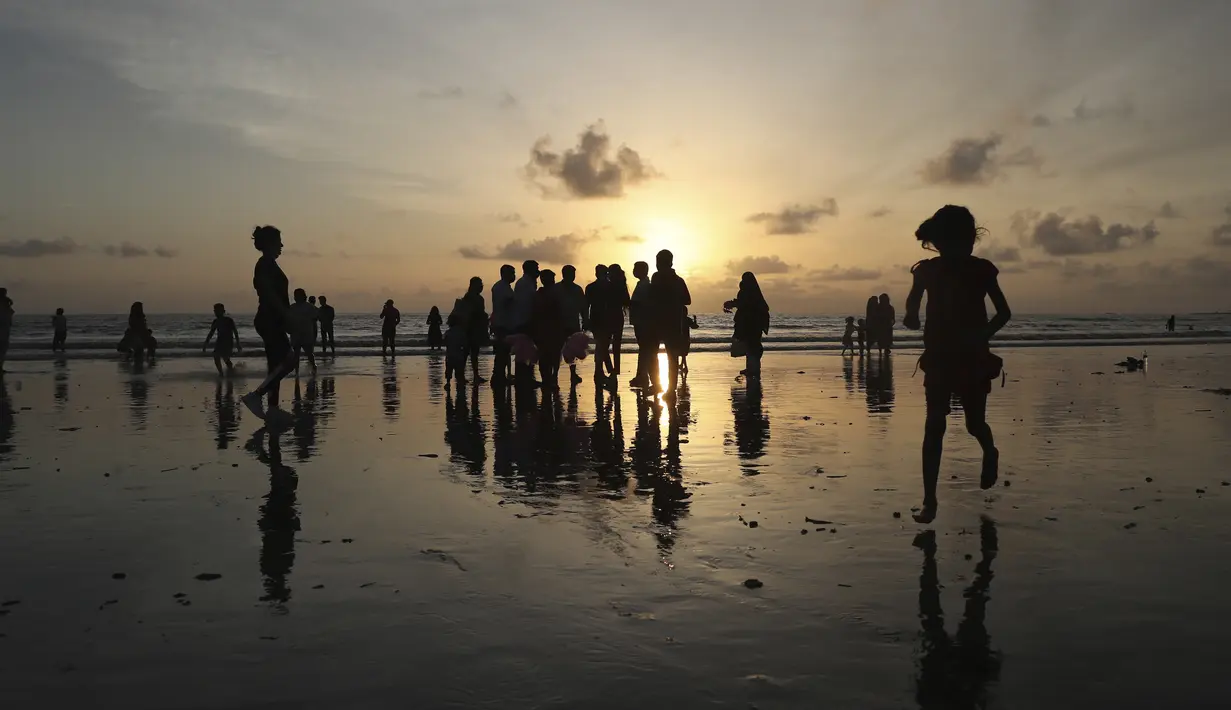 Anak-anak bermain di Pantai Juhu, Mumbai, India, Selasa (24/8/2021). India mencatat penambahan 14.419 kasus positif COVID-19 pada 24 Agustus 2021. (AP Photo/Rafiq Maqbool)