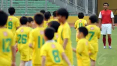 Puluhan anak-anak mendapat pelatihan singkat dari legenda sepak bola Indonesia di Stadion GBK Jakarta, (6/6/2014). (Liputan6.com/Helmi Fithriansyah)