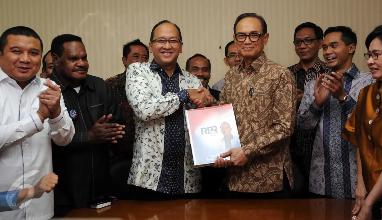 Rosan P Roeslani bersalaman dengan ketua umum Kadin Suryo Bambang Sulisto saat Pendaftaran dirinya sebagai ketum kadin di Jakarta, (16/11/2015). Pencalonan dirinya seiring banyaknya permintaan dari rekan-rekan Kadin di daerah. (Liputan6.com/Helmi Afandi)