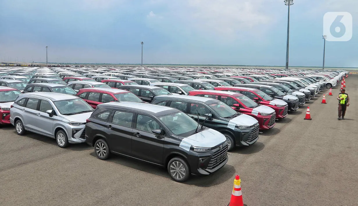 Deretan mobil terparkir saat kunjungan Komite Percepatan Penyediaan Infrastruktur Prioritas (KPPIP) di Proyek Strategis Nasional (PSN) Pelabuhan Patimban, Subang, Jawa Barat, Rabu (28/12/2022). Kementerian Koordinator Bidang Perekonomian melalui KPPIP meninjau progress tahap satu ke tahap dua pengembangan pelabuhan dalam rangka mengoptimalkan potensi transportasi barang dan sebagai back up sekaligus sebagai penghubung off the road dengan area hinterland. (Liputan6.com/Angga Yuniar)
