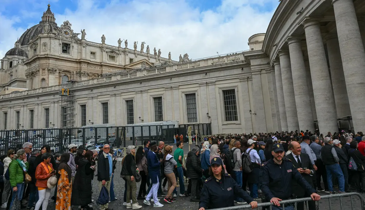Untuk diketahui, prosesi pemakaman Paus Fransiskus direncanakan akan berlangsung pada Sabtu (26/4/2025). (Andreas SOLARO/AFP)