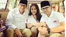 "Suasana siang tadi bertemu dengan sosok idola yang cerdas tampan dan berwibawa ... 😇 @sandiuno Seneng deh diajak selfiee sama beliau," tulis Nagita Slavina pada salah satu foto dalam akun Instagram. (dok. Instagram)