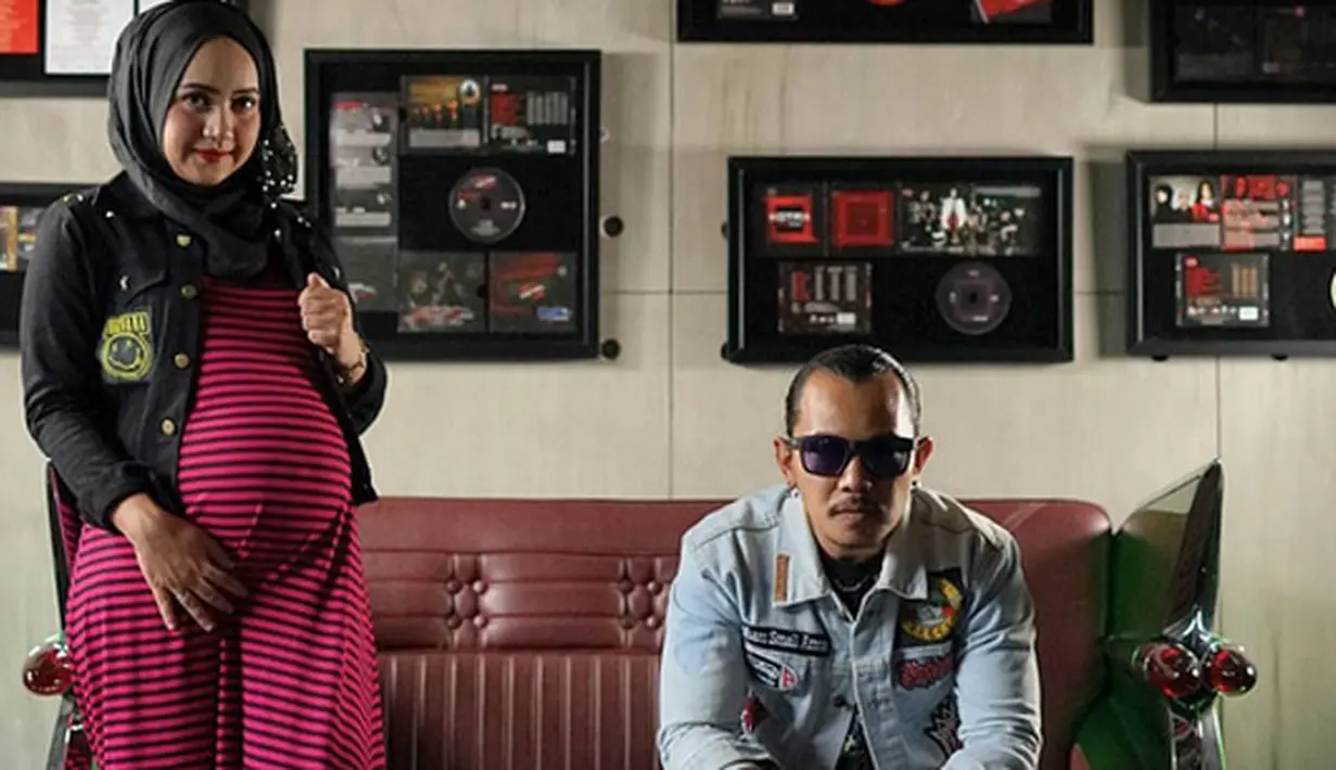 Demi menyambut anak pertamanya, Cella juga minta izin tidak ikut kotak saat manggung di Korea. "Lg menjadi suami Siaga siap antar jaga dirumah,dikarenakan my bojo @carolynadewi Udah menunggu2 kontraksi," tulis suami Carolyna Dewi. (faust_photography)