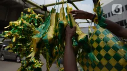 Pedagang menyiapkan barang dagangan anyaman ketupat hias di Pasar Asemka, Jakarta, Kamis (21/4/2021). Ketupat hias ramadhan untuk hiasan parcel, dekorasi kantor dan lainnya di jual tergantung ukuran dengan harga kisaran dari Rp 1.500-75.000 ribu. (merdeka.com/Imam Buhori)