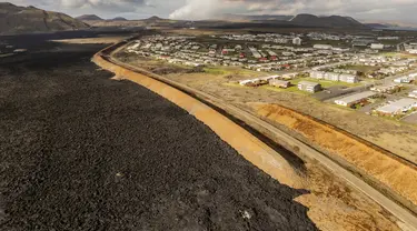 Aliran lahar terlihat di kota Grindavik, Islandia, Kamis, 30 Mei 2024.  (AP Photo/Marco di Marco)