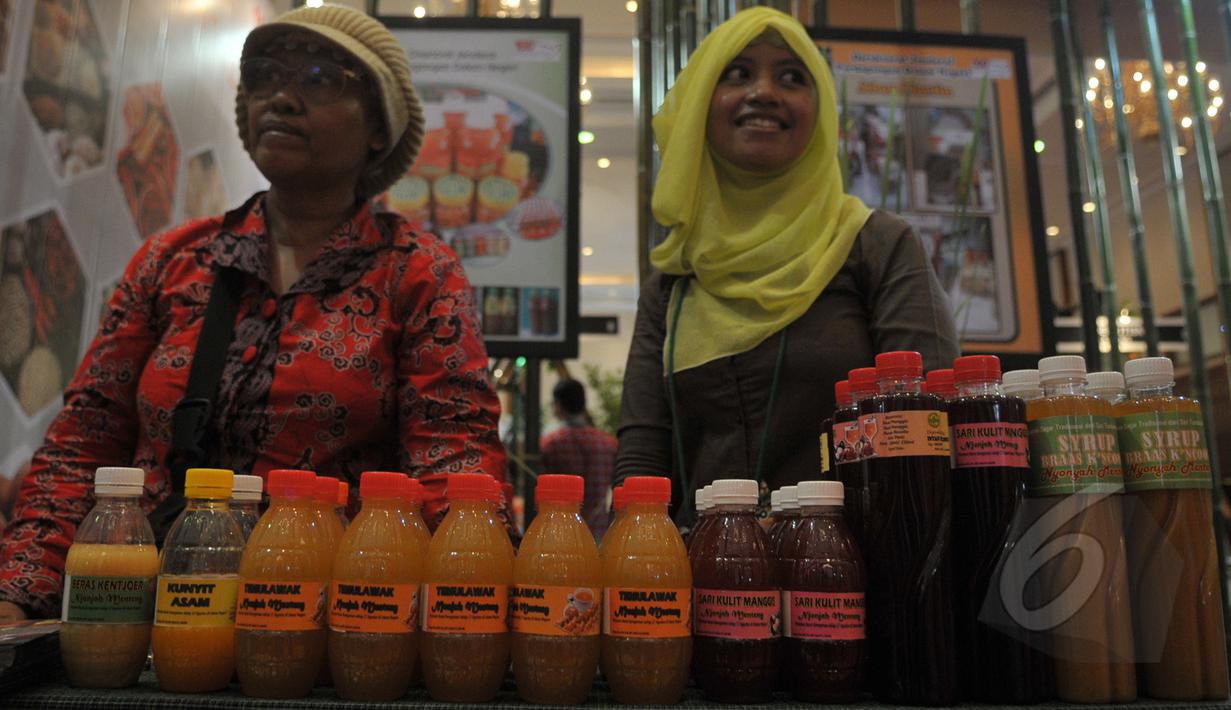 Salah satu peserta pameran menampilkan produk berupa jamu yang telah dikemas menjadi lebih menarik pada Agrinex Expo ke-9 yang digelar di JCC, Jakarta, Sabtu (21/3/2015). (Liputan6.com/Johan Tallo)