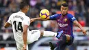 Gelandang Barcelona, Rafinha, berebut bola dengan gelandang Real Madrid, Casemiro, pada laga La Liga Spanyol di Stadion Camp Nou, Barcelona, Minggu (28/10). Barcelona menang 5-1 atas Madrid. (AFP/Gabriel Bouys)