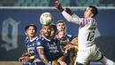<p>Pemain Persib Bandung, Ciro Alves (tengah) melihat bola yang gagal diantisipasi oleh kiper Bhayangkara FC, Awan Setho pada laga lanjutan BRI Liga 1 2022/2023 antara Persib Bandung melawan Bhayangkara FC di Stadion Pakansari, Bogor, Jumat (24/03/2023). (Bola.com/Bagaskara Lazuardi)</p>