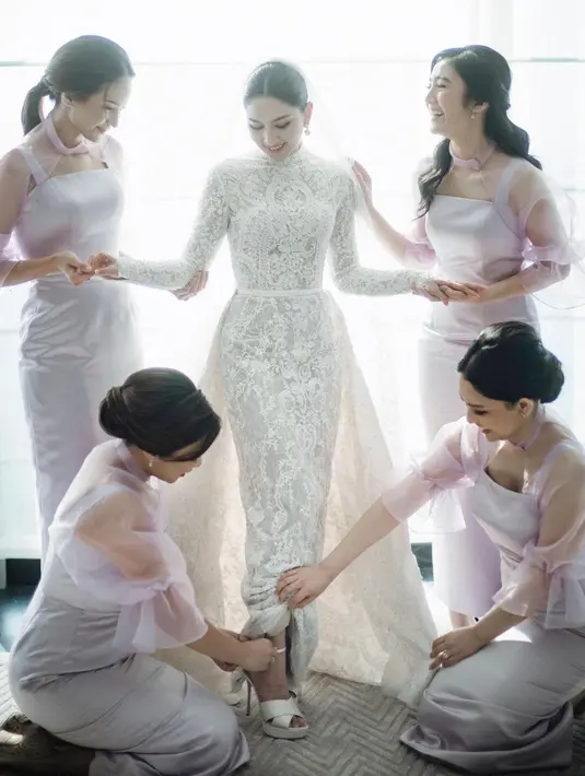 Untuk acara ini, Febby Rastanty memilih membiarkan rambut panjangnya tergerai. Ia pun tampil cantik sempurna dengan makeup yang tak menimbulkan kesan berlebihan. Foto: Instagram.