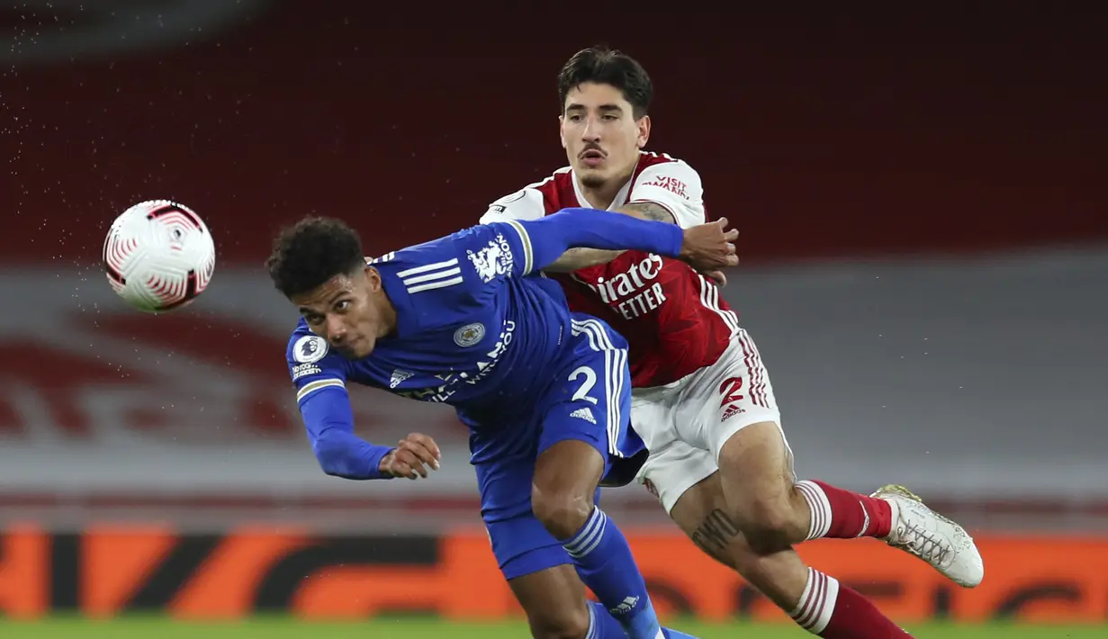 Bek Leicester City, James Justin berusaha mengejar bola dari kawalan bek Arsenal, Hector Bellerin pada pertandingan lanjutan Liga Inggris di Stadion Emirates di London, Inggris, Minggu (25/10/2020). Leicester City menang 1-0 atas Arsenal. (Catherine Ivill/Pool via AP)