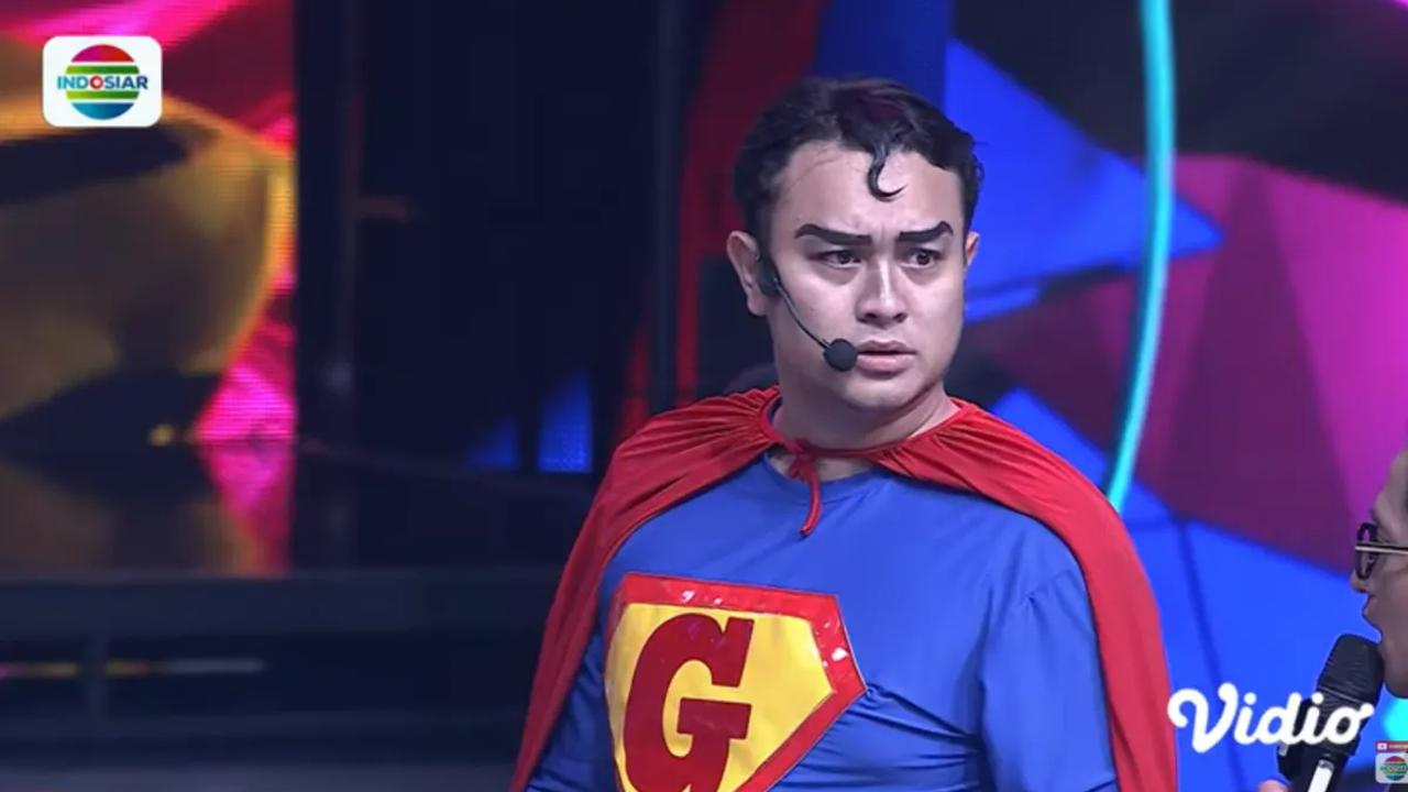 Salah satu yang mencuri perhatian saat salah satu host D'Academy Asia 6, Gilang Dirga adu panco dengan Andika Perkasa. Gilang Dirga tampak mengenakan baju Superman.